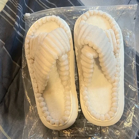 White slippers - Picture 2 of 2